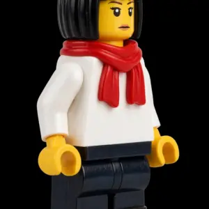 Mikasa Ackerman Roter Schal Klemmbaustein-Figur Seitenansicht