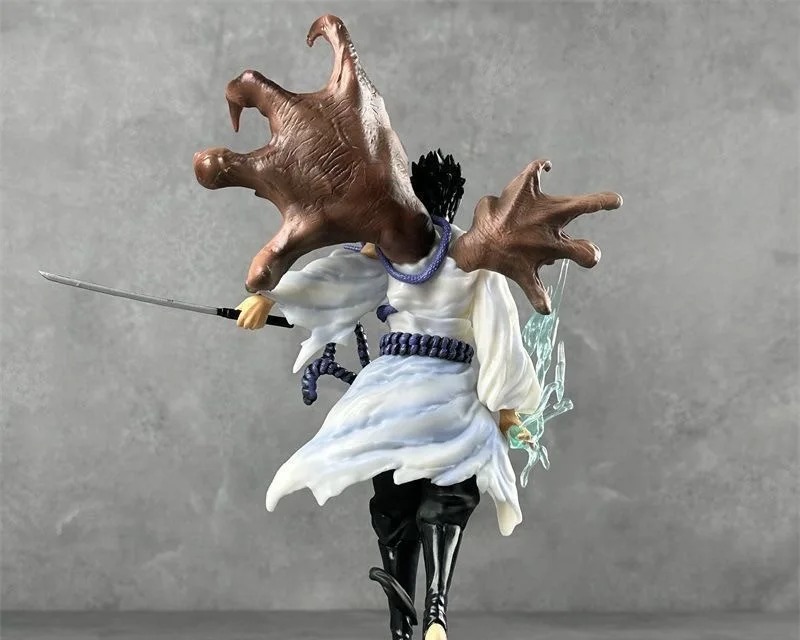 Sasuke Uchiha Figur auf Sockel
